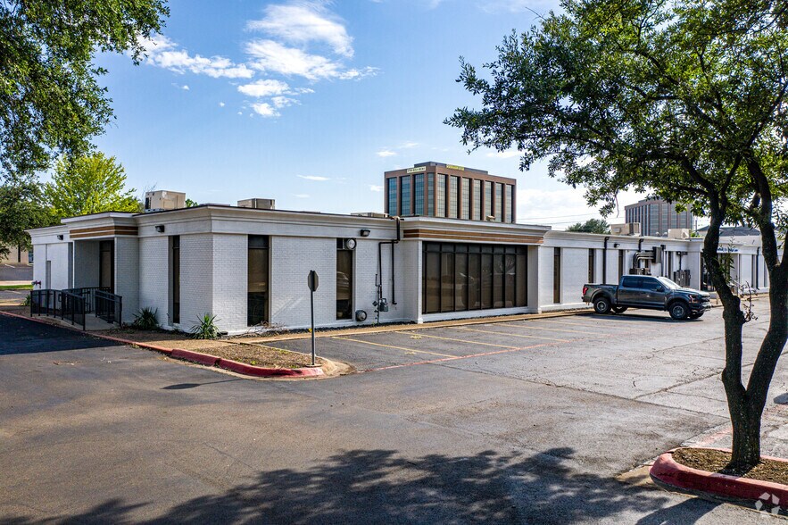 More Photos Of 13740 Midway Rd, Farmers Branch Unknown For Lease