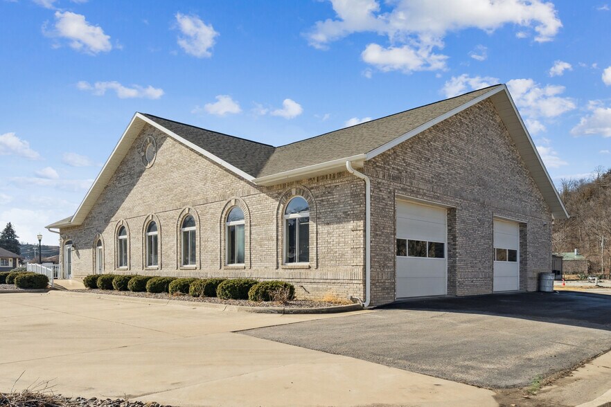 More Photos Of 702 Short St, Decorah Office For Sale