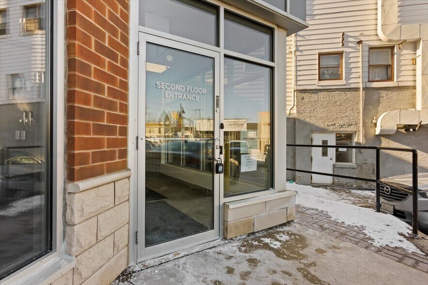 More Photos Of 2 Brock St W, Uxbridge Storefront Retail Office For Lease