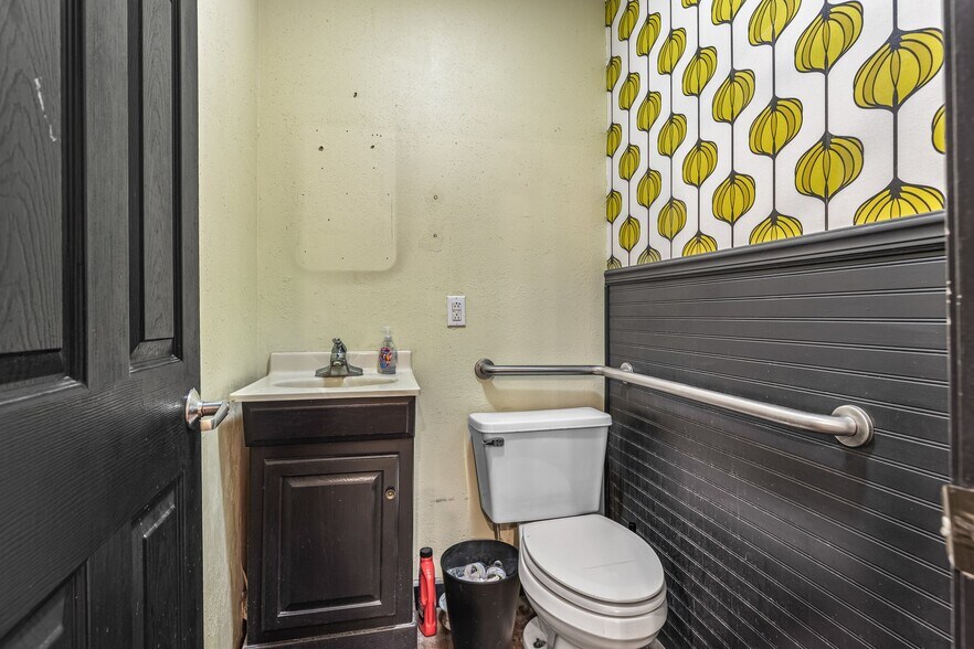 More Photos Of 1421 E Main St, Park Hills Flex For Sale