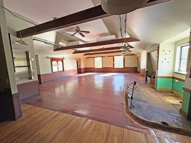 More Photos Of 187 Lower Main St, Freeport Restaurant For Sale