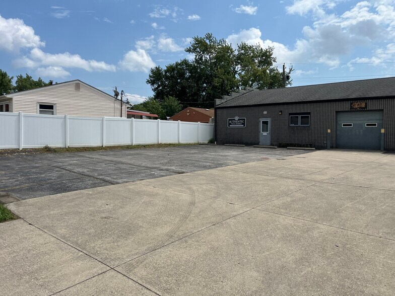 More Photos Of 1115 Lawrence Dr, Columbus Warehouse For Lease