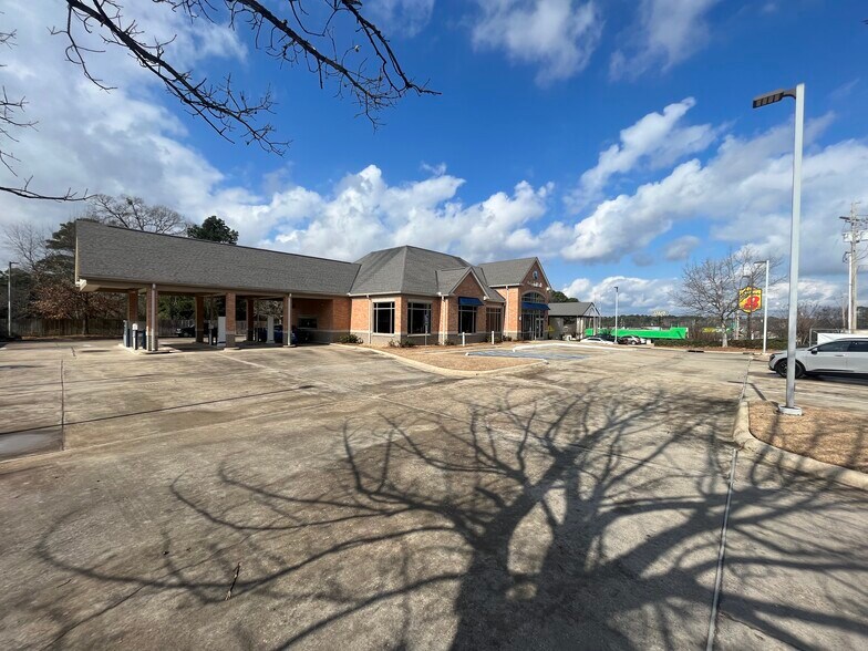 More Photos Of 1011 Cooktown Rd, Ruston Bank For Lease