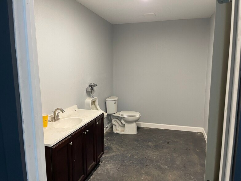 More Photos Of 1222 Frankie St, Houston Warehouse For Sale