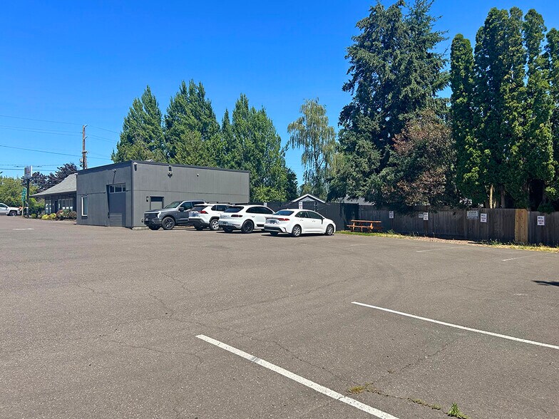 More Photos Of 12700 SW Pacific Hwy, Tigard Light Distribution For Sale