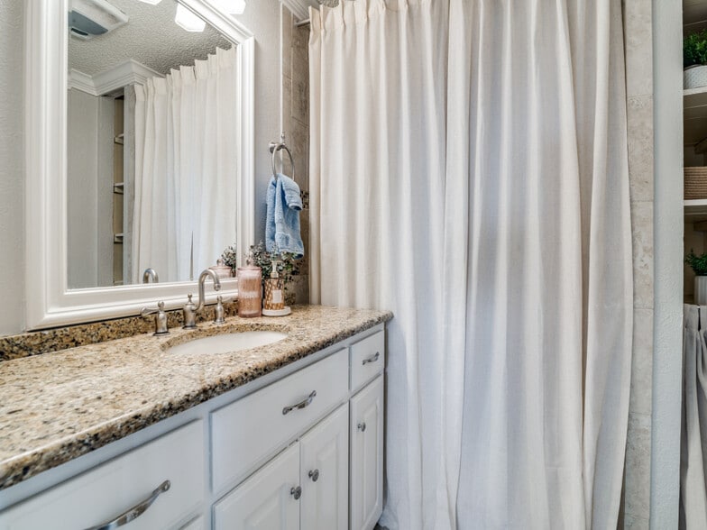 More Photos Of 1840 County Road 4309 N, Greenville Flex For Sale