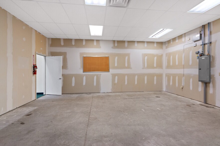 More Photos Of 250 Crossroads Dr, Plover Unknown For Lease