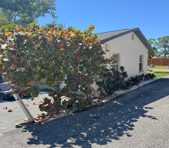 More Photos Of 1630 Redwood St, Sarasota Apartments For Sale
