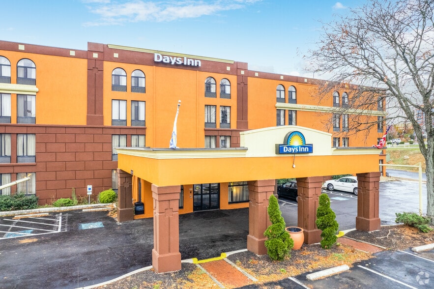 More Photos Of 910 Woodland Rd, Reading Hotel For Sale