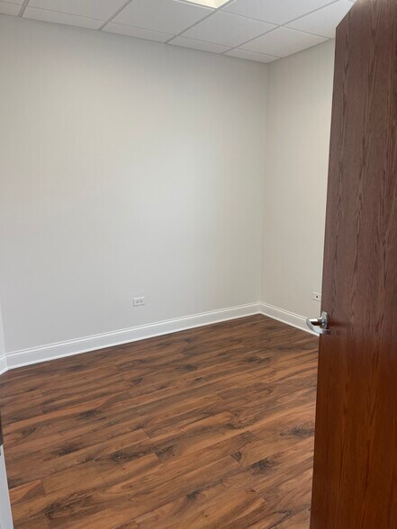More Photos Of 114 W Rockland Rd, Libertyville Office For Lease