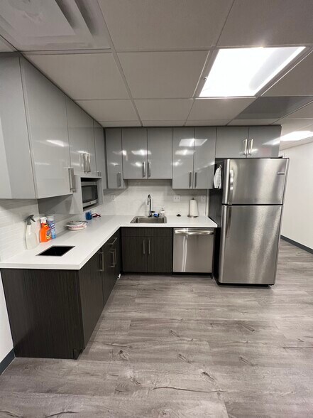 More Photos Of 2000 S Hanley Rd, Saint Louis Office For Sale