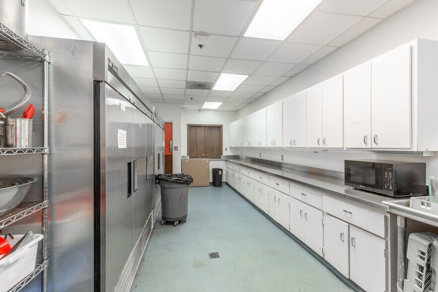 More Photos Of 1500 14th St, Lubbock Religious Facility For Sale