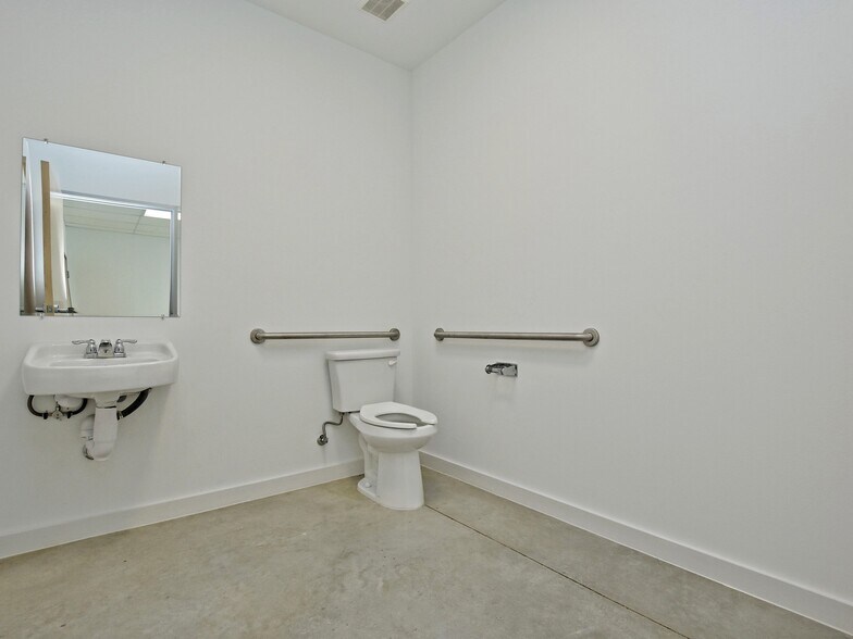 More Photos Of 401 S Chitalpa St, Leander Office For Sale