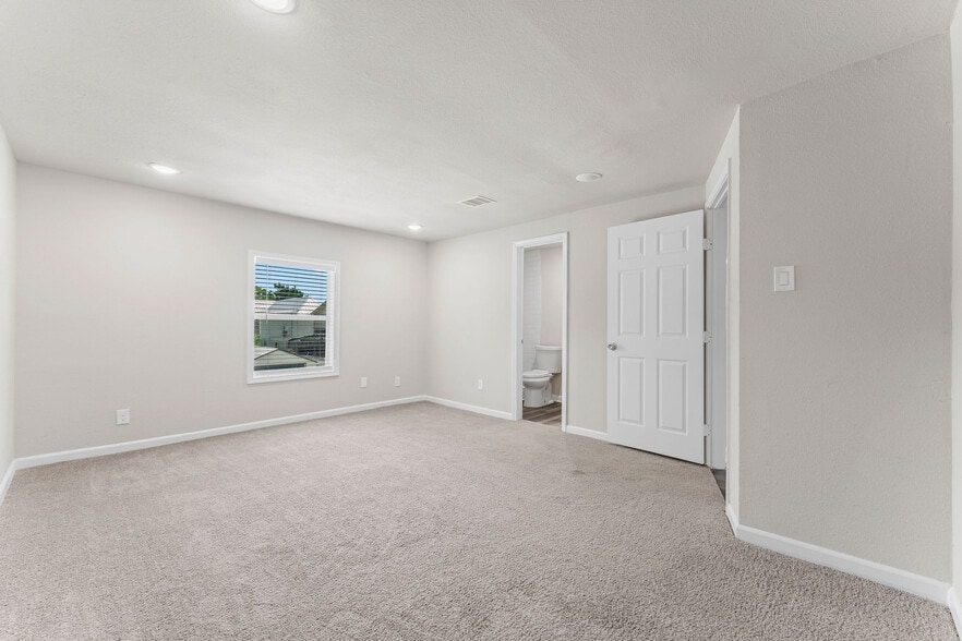 More Photos Of 6640 W Montgomery Rd, Houston Office For Sale