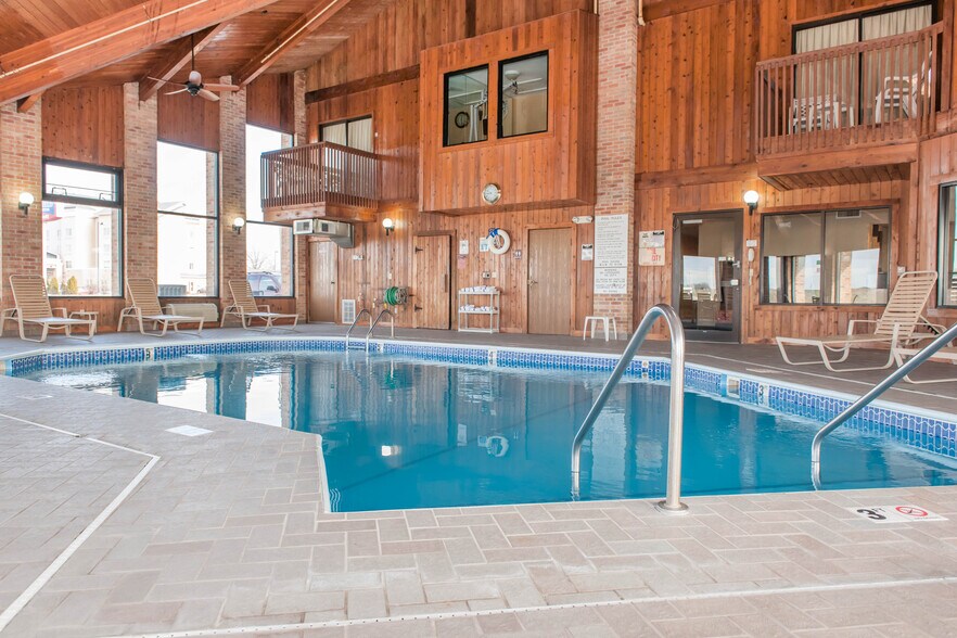 More Photos Of 1304 W Evergreen Dr, Effingham Hotel For Sale