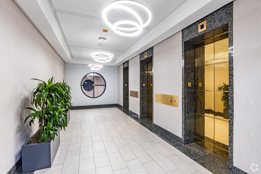 More Photos Of 390 N Orange Ave, Orlando Office For Lease