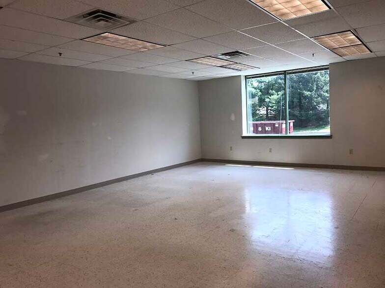 More Photos Of 1220 Ward Ave, West Chester Flex For Lease