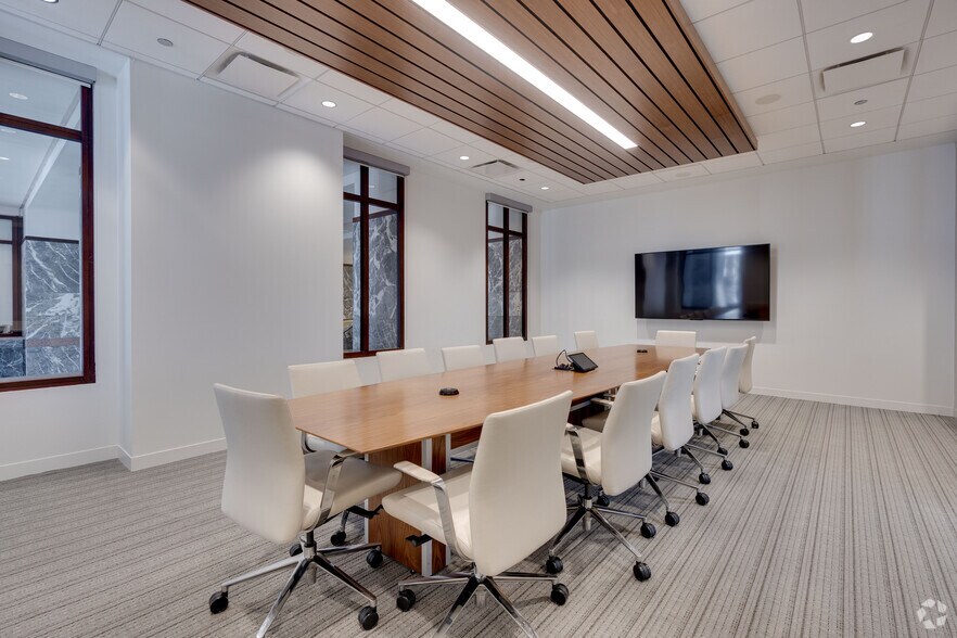 More Photos Of 311 S Wacker Dr, Chicago Office For Lease