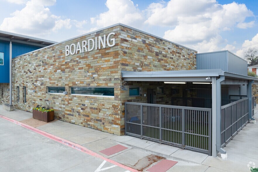 More Photos Of 4801 West Fwy, Fort Worth Veterinarian Kennel For Sale