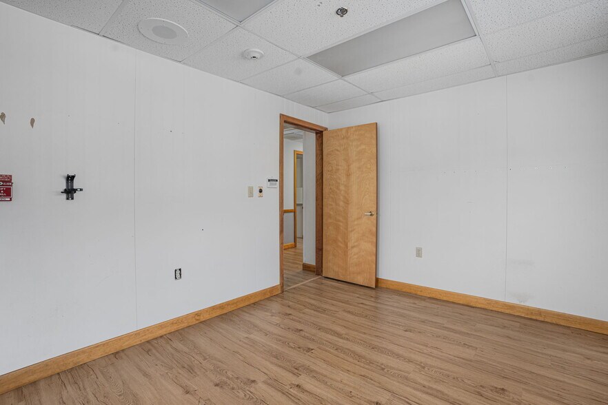 More Photos Of 24 Salt Pond Rd, Wakefield Medical For Sale