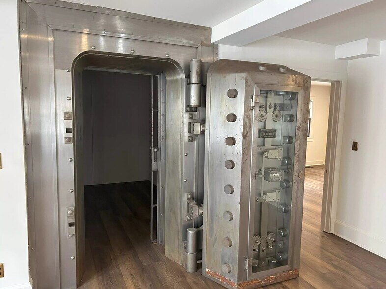 More Photos Of 25 W Main St, Sharon Office For Sale