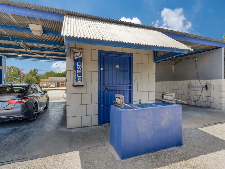 More Photos Of 402 N Zarzamora St, San Antonio Carwash For Sale
