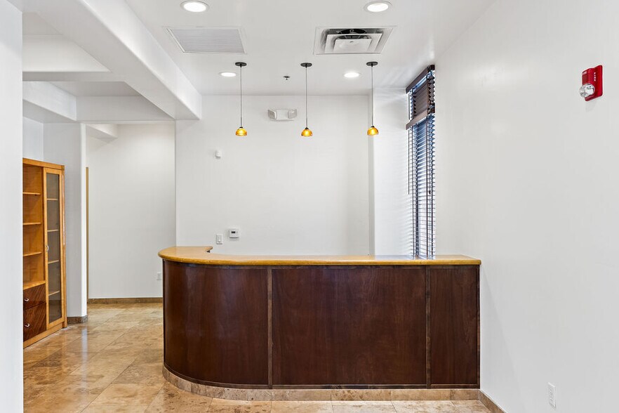 More Photos Of 7336 E Deer Valley Rd, Scottsdale Office For Sale