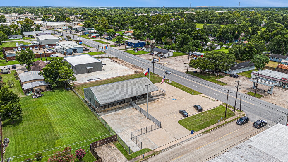 More Photos Of 110 N Walker St, Angleton Warehouse For Lease