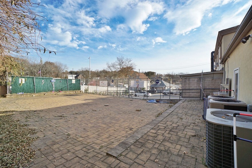 More Photos Of 35 Androvette St, Staten Island Storefront Retail Residential For Lease