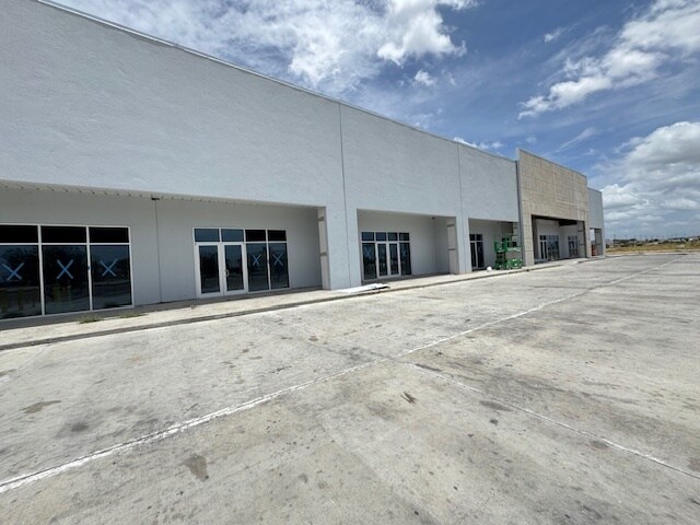More Photos Of 405 Crossroads St, Laredo General Retail For Lease