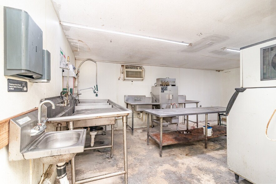 More Photos Of 2516 S Sanford Ave, Sanford Convenience Store For Sale