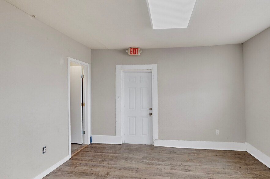 More Photos Of 3818 S Lancaster Rd, Dallas Showroom For Lease