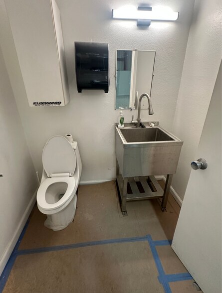 More Photos Of 11420 N Woodside Ave, Santee Warehouse For Lease