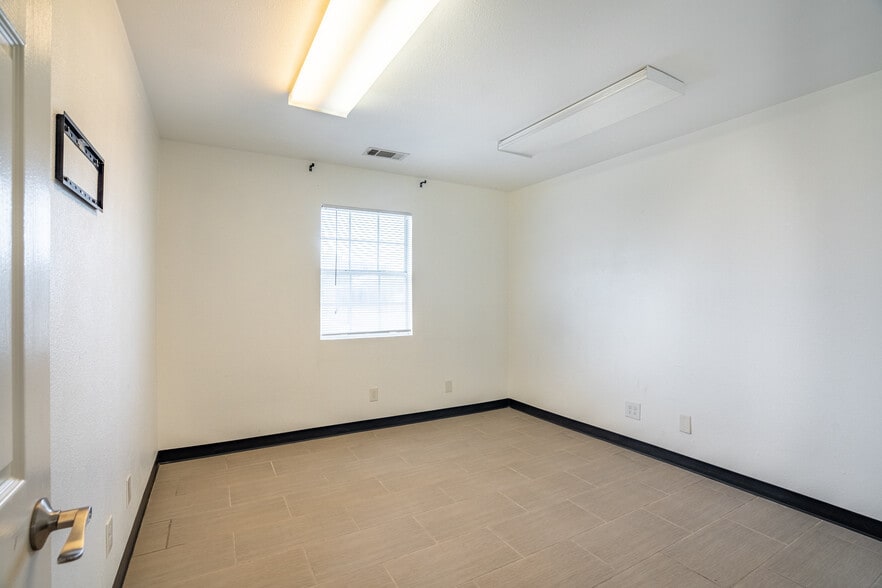 More Photos Of 401 W Simonds Rd, Seagoville Office For Sale
