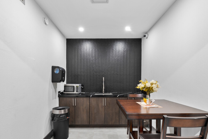 More Photos Of 2640 Hollywood Blvd, Hollywood Office For Lease