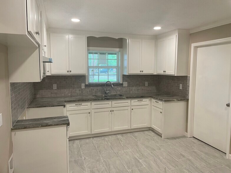 More Photos Of 104 Pecan Dr, Friendswood Storefront Retail Office For Lease