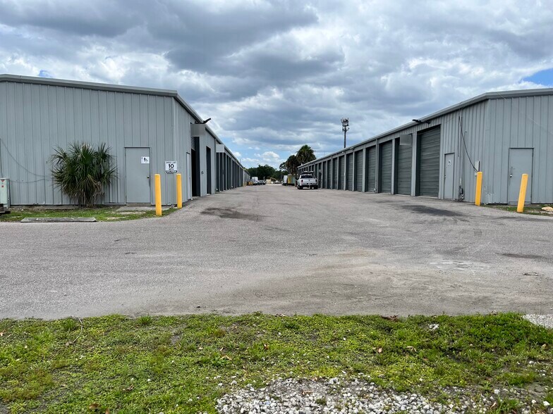 More Photos Of 3609 Old Winter Garden Rd, Orlando Warehouse For Lease