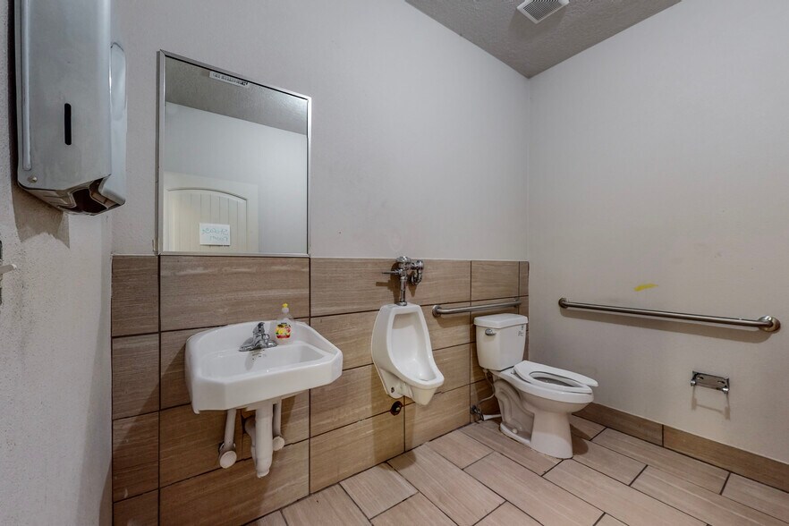 More Photos Of 5913-5915 Central Ave NE, Albuquerque Storefront For Lease