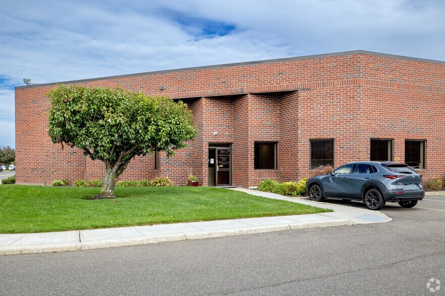 More Photos Of 701 Koehler Ave, Ronkonkoma Distribution For Lease
