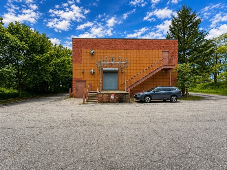 More Photos Of 5600 N US-31, Williamsburg Storefront For Sale