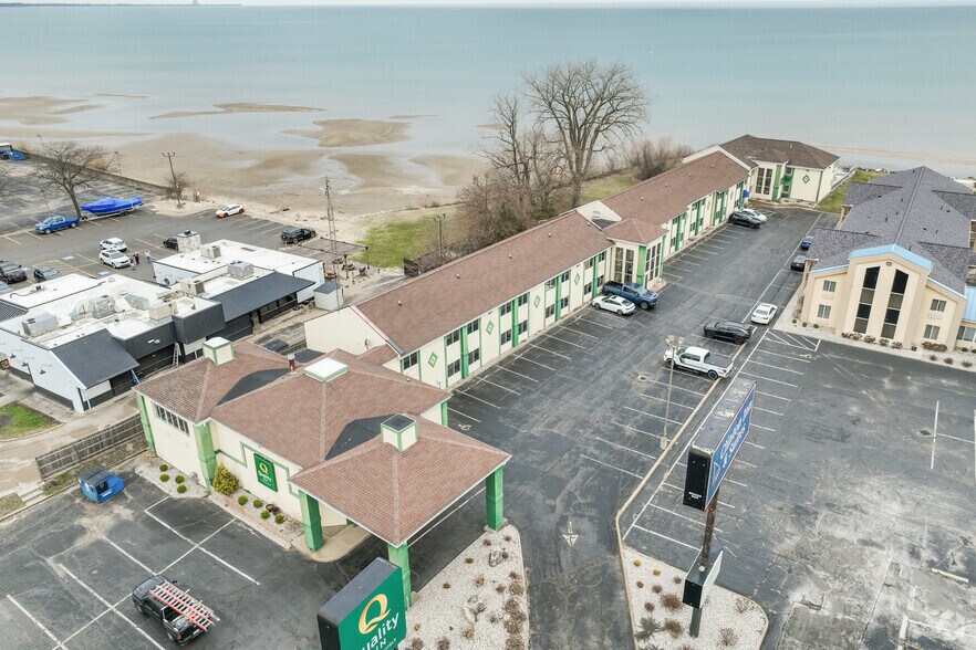 More Photos Of 1723 E Perry St, Port Clinton Hotel For Sale