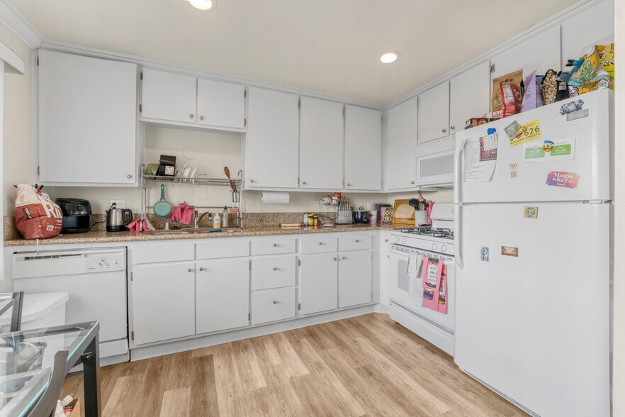More Photos Of 113 N Grand Oaks Ave, Pasadena Apartments For Sale