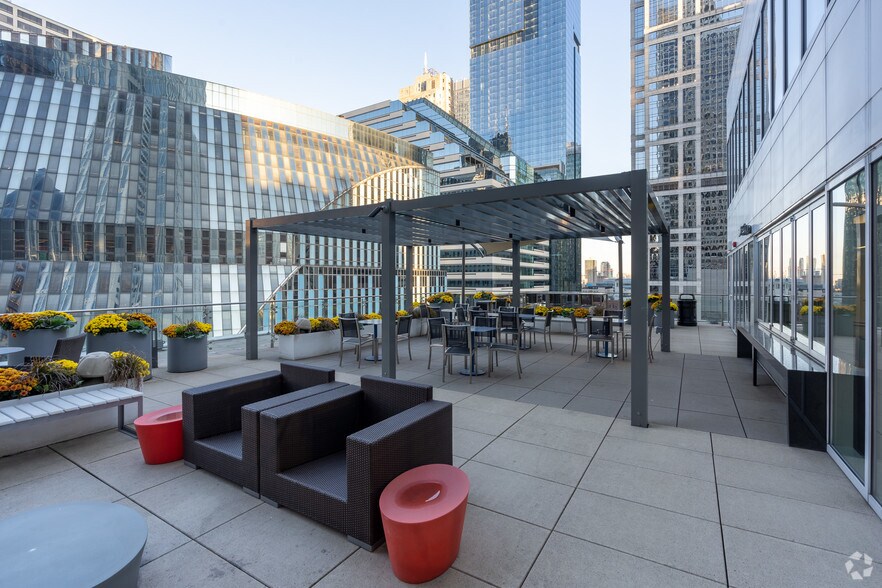 More Photos Of 161 N Clark St, Chicago Office For Lease