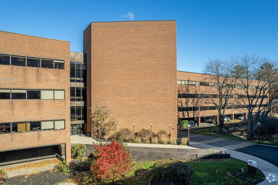 More Photos Of 45 William St, Wellesley Office For Lease