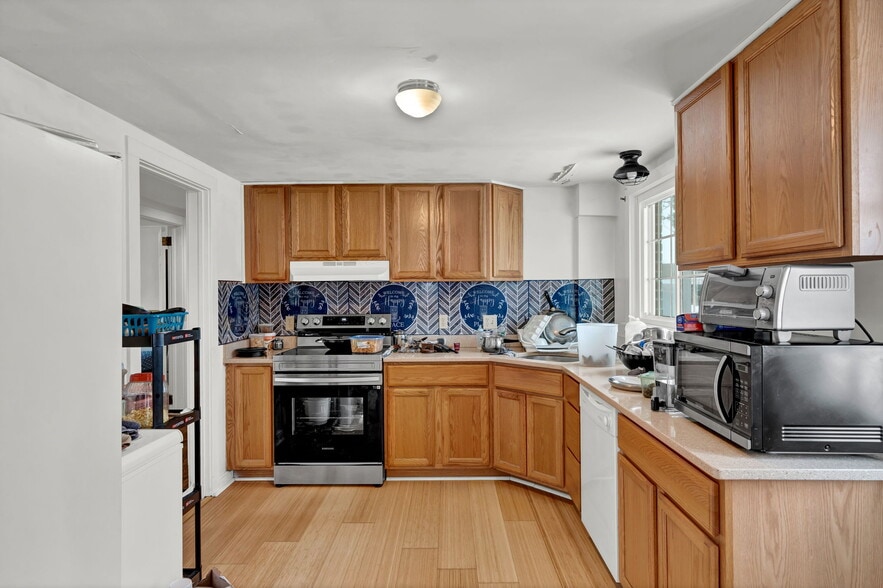 More Photos Of 93 Elm St, Old Saybrook Restaurant For Sale