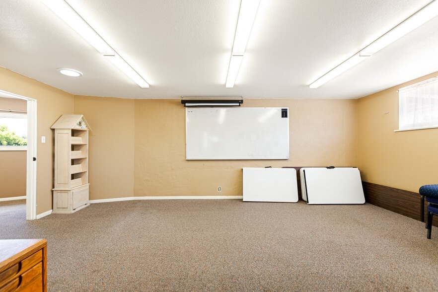 More Photos Of 635 Veile Ave, Beaumont Office For Sale