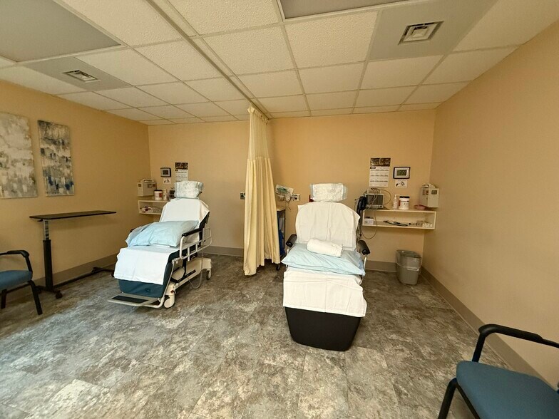 More Photos Of 501 Doctors Ct, Oshkosh Medical For Sale