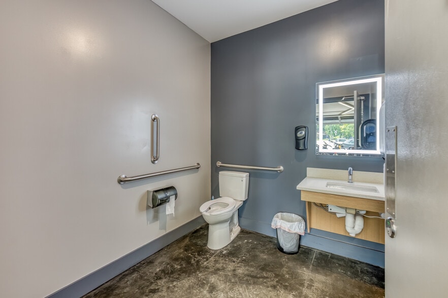 More Photos Of 640 E Maple St, Johnson City Bar For Sale
