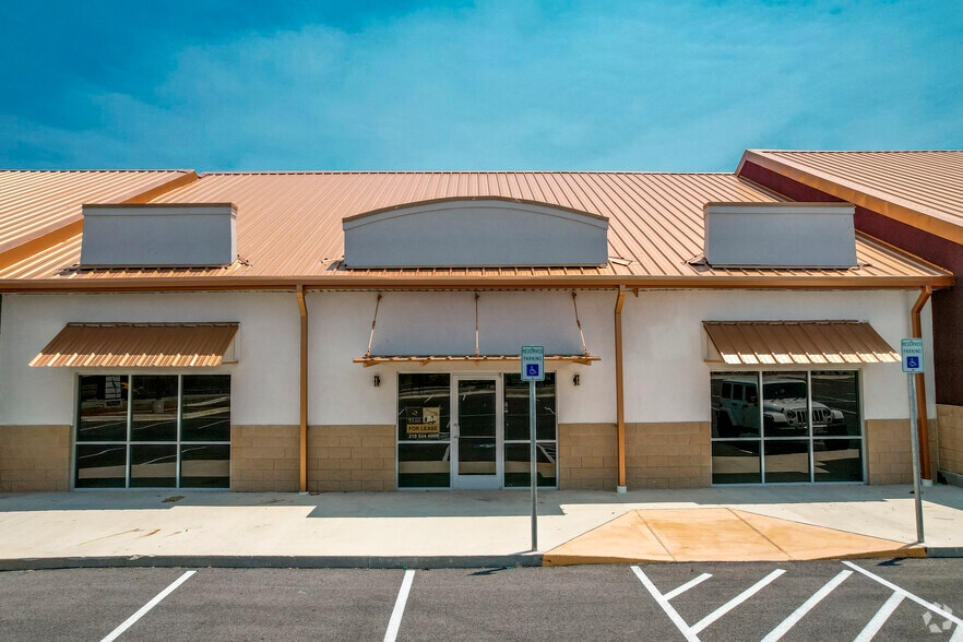 More Photos Of 2009 S Walnut Ave, New Braunfels Storefront For Lease