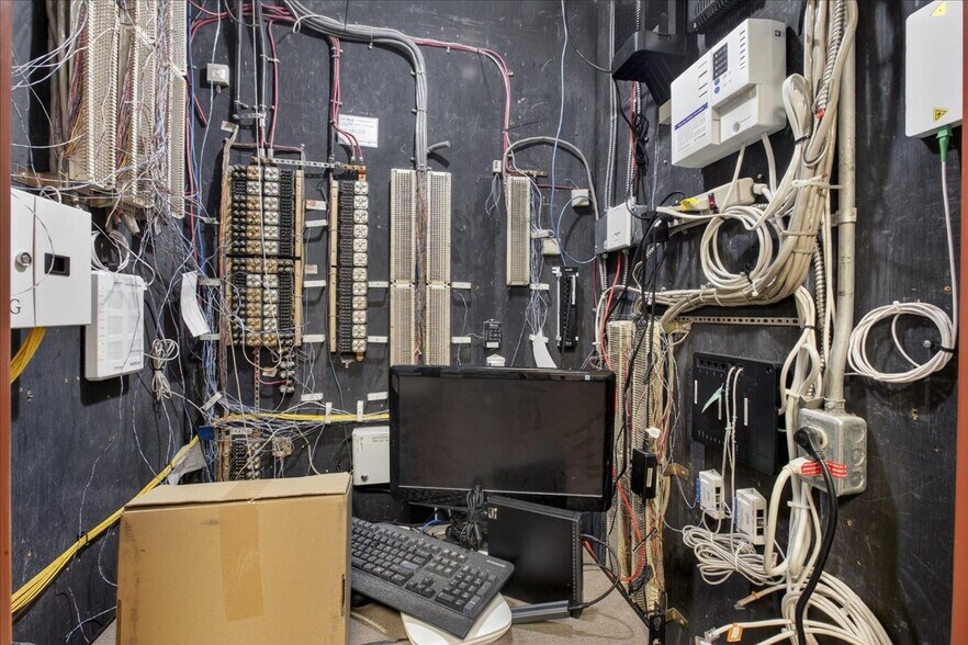 More Photos Of 11831 123 St NW, Edmonton Office For Sale